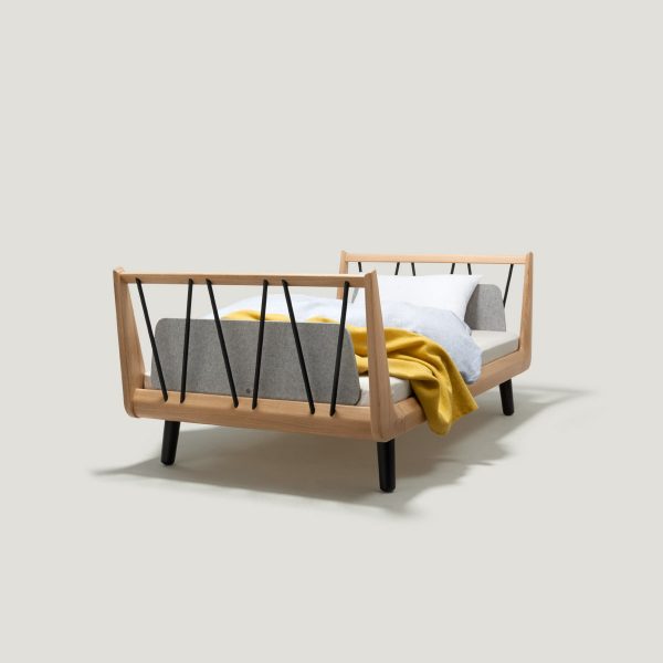 The VII classic junior bed – made from solid oak wood.